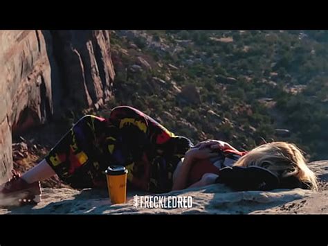 Mujer De Pie Orina Desde El Embudo Como Un Hombre En P Blico Xvideos