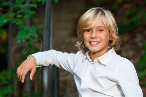 Leuke Blonde Jongen In Openlucht Stock Afbeelding Image Of Vriendschappelijk Levensstijl