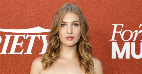 Sophie Nélisse ose une robe nude moulante aux Gémeaux