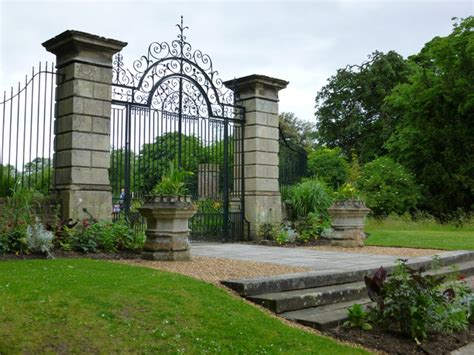 Gates On Trumpington Road Botanic © Richard Humphrey Cc By Sa20