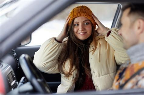 Retrato De Mujer Joven Sonriente En Coche Con Novio Listo Para Una