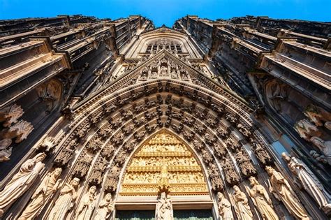 A fachada da catedral de colônia detalha a alemanha Foto Premium