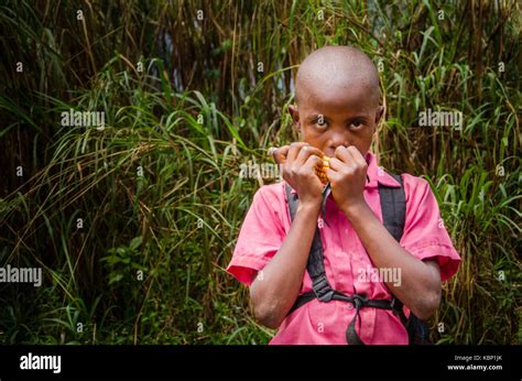 Jeune Enfant Africain Manger Banque Dimage Et Photos Alamy