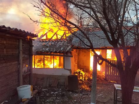 Incendiu violent la o casă din Colceag Pericol de propagare la o altă