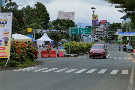 Arus Lalu Lintas Di Jalur Puncak Bogor Ramai Lancar Pada Libur Natal