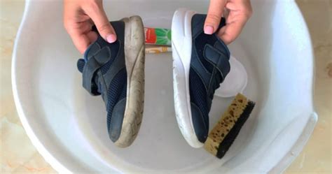 Самый простой и эффективный способ отмыть белую обувь, а стоит копейки