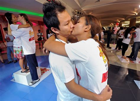 Longest Kiss in History: 46-Hour Thai Smooch - CBS News