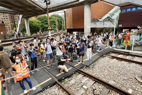 輕鐵35周年︱兆康站展出復刻版列車 明起投入服務 鐵路迷移民前到場「打卡」 星島日報