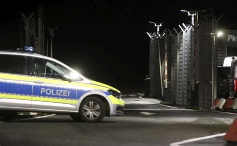 Uomo Armato Irrompe Con Auto All Aeroporto Di Amburgo 7 Dago Fotogallery