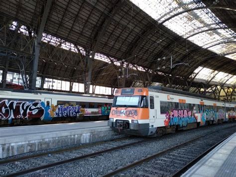 Elena Diu Que A Rodalies Hi Ha Molts Grafits Perqu Estan Deixades De