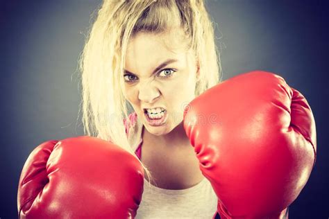 Guantes De Boxeo De La Mujer Que Desgastan Enojada Foto De Archivo