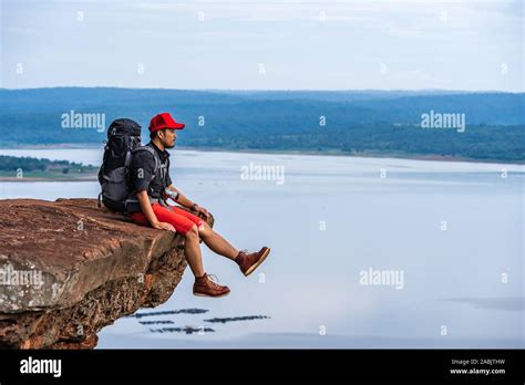 Homme Au Bord D Une Falaise Banque D Image Et Photos Alamy