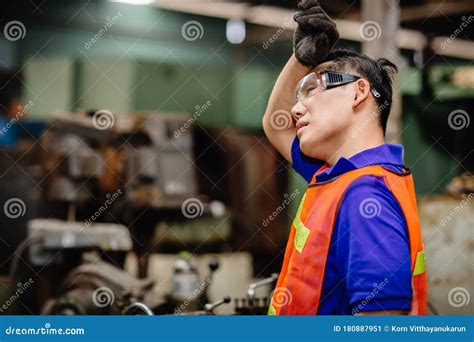 工人疲劳，头痛的热天气，重工厂的热不健康工程师 库存图片 图片 包括有 大量 情感 消沉 行业 180887951