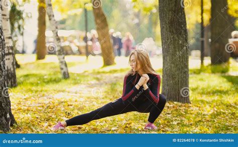 L Allungamento Di Modello Di Bikini Forma Fisica Bionda Femminile Attraente Sexy Nel Parco Di