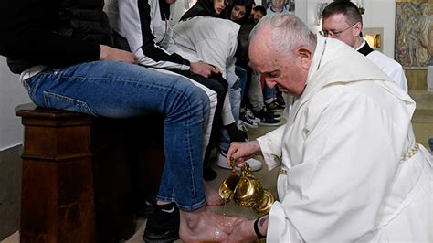 En Ritual De Jueves Santo El Papa Lava Los Pies A J Venes Detenidos