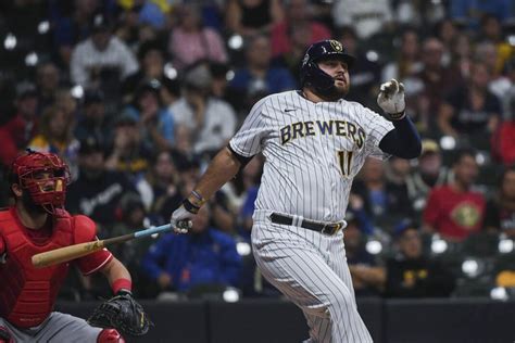 Tellez Homers Twice Brewers Hang On To Outlast Reds 7 6 Wilmington