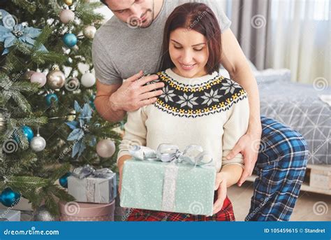 Jonge Paar Het Vieren Kerstmis Een Mens Stelde Plotseling Een Heden Aan Zijn Vrouw Voor Het