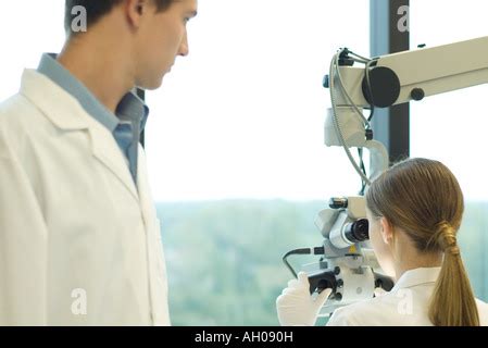 Var N Y Hembra Los Cient Ficos Usando Microscopios En El Laboratorio