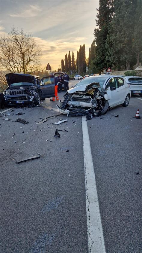 Firenze Incidente In Via Bolognese Frontale Tra Due Auto