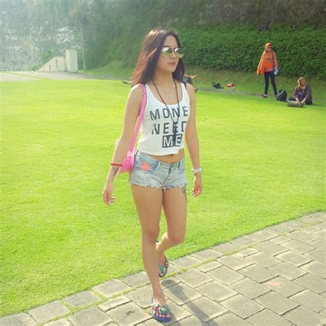 Hot Sexy Elvia Putri Mahallany Bikini Pics