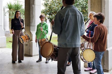 Arteen Artean Gertakariaren Bidez Euskal Musika Dantza Eta Antzerkia