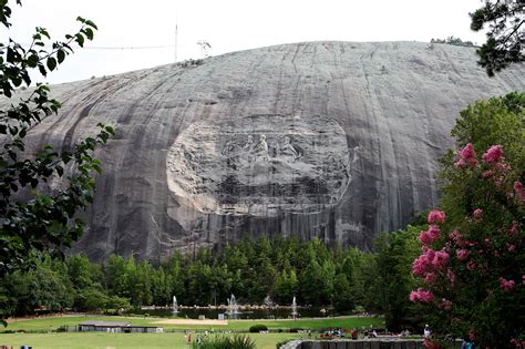 Stone Mountain Confederate Memorial closes before militia rally