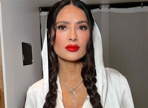 Pozowała na schodach Miała na sobie bikini i ażurową spódnicę