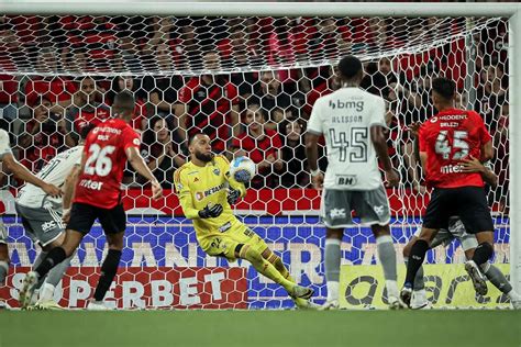 Brasileirão Athletico Paranaense vence Atlético Mineiro golaço e