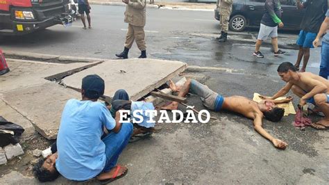 VEJA VÍDEO Tampa de bueiro cai sobre moradores de rua em avenida