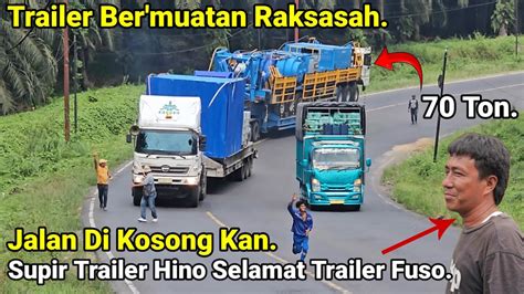 Truck Trailer Ber Muatan Raksasah Di Tanjakan Bukit Kodok Jalan Di