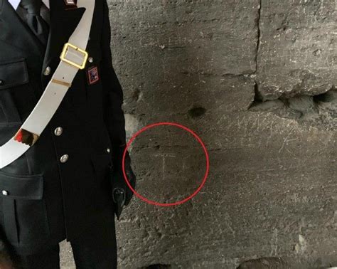 Sfregio Al Colosseo Turista Incide Una Lettera Sull Anfiteatro Flavio