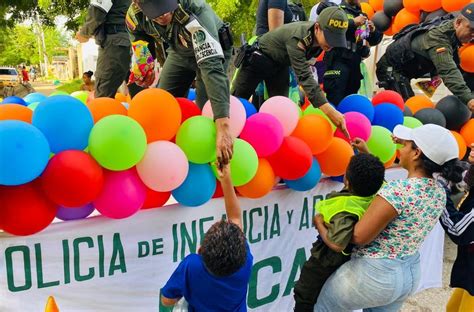 Acompañamiento De Policía En Día Dulce De Los Niños En Cartagena