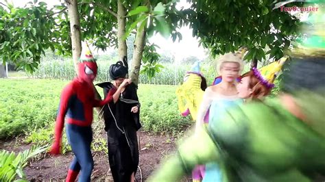 Frozen Elsa Loses Her Head W Joker Spiderman Spidergirl Funny