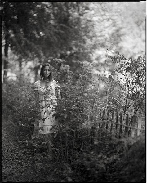 JAN SCHOLZ CHÂN DUNG NUDE VỚI MÁY PHIM BOW