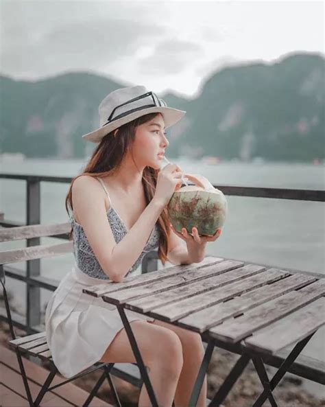 Bị chụp lén khi ngủ gật trong xe nàng hot girl được cộng đồng mạng đổ xô tìm info hóa ra cũng