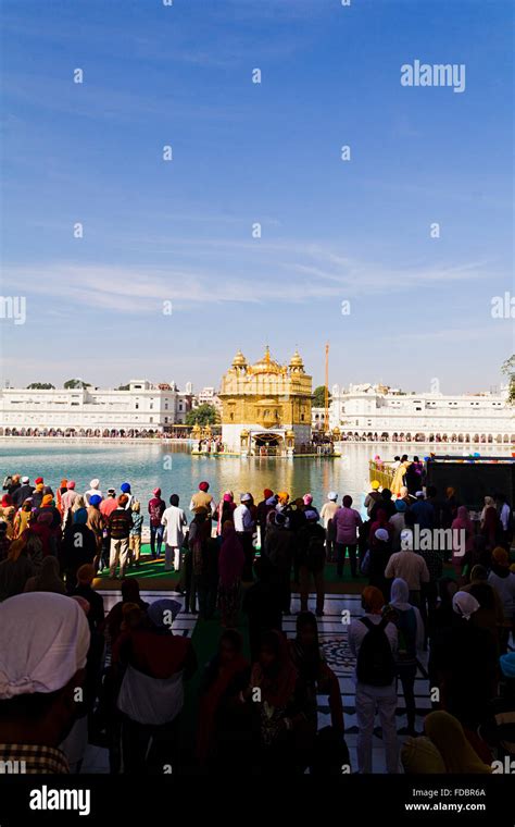 Groups or Crowds Golden temple Amritsar Gurdwara Stock Photo - Alamy