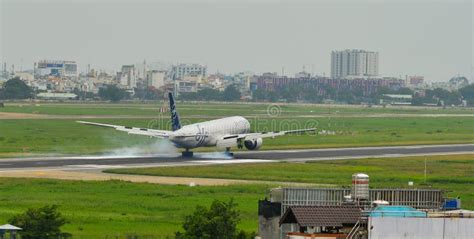 Atterrissage D Avion De Passager L A Roport Image Ditorial Image