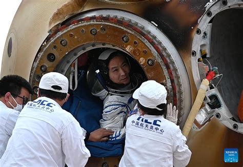 Astronautas Chinos De Shenzhou Regresan Sanos Y Salvos A La Tierra