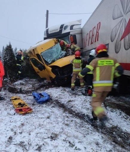 Zderzenie dwóch busów i ciężarówki w Skowronnie Dolnym Jedna osoba