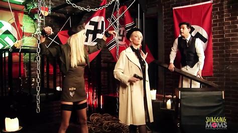 A Loira Milf Realmente Gosta De Ser Algemada E Fodida For A Em Uma A O De Sexo Em Grupo