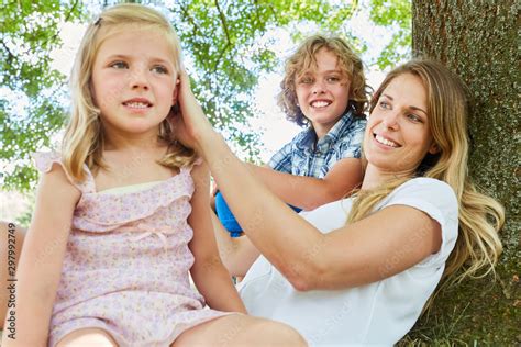 Mutter Und Zwei Kinder Unter Einem Baum Stock Photo Adobe Stock