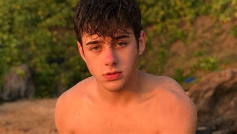 Ator pornô gay Joey Mills protesta contra baixos salários na indústria