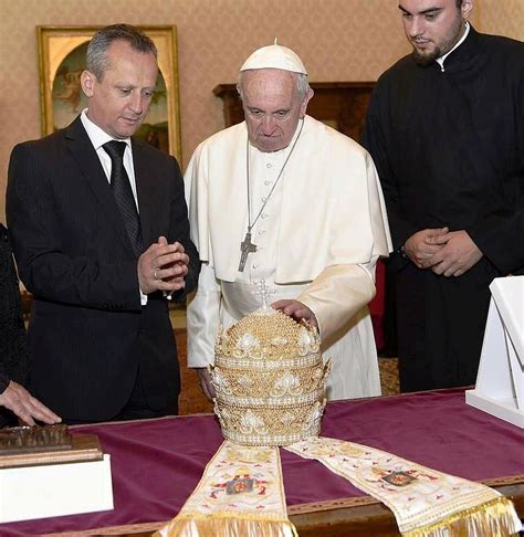 Ceremonia Y R Brica De La Iglesia Espa Ola La Tiara Papal Insignias