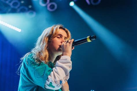 Viral pop sensation Clairo searches for live voice – The Daily Aztec