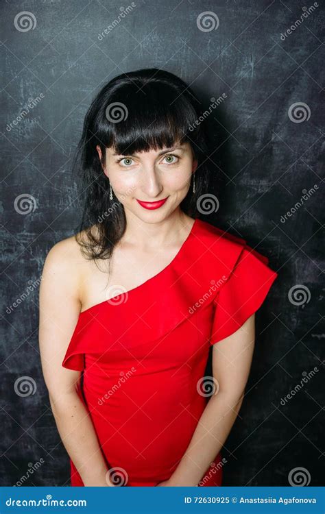 Mujer Modelo Joven Hermosa En El Vestido Rojo Que Presenta Sobre