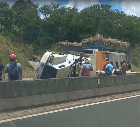 Caminh O Carregado Toneladas De Ra O Tomba E Interdita Rodovia