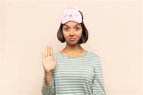Jovem Latina Parecendo S Ria Severa Descontente E Irritada Mostrando A Palma Da M O Aberta