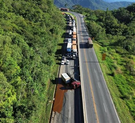 Prf Informa Caminhão Carregado Com Lecitina De Soja Tomba Na Br 277