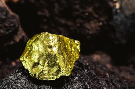 Piedra de oro en bruto en la fotografía macro del tesoro escondido de