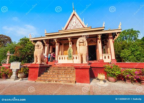 Wat Phnom Temple, Phnom Penh Editorial Photo - Image of monk, city ...